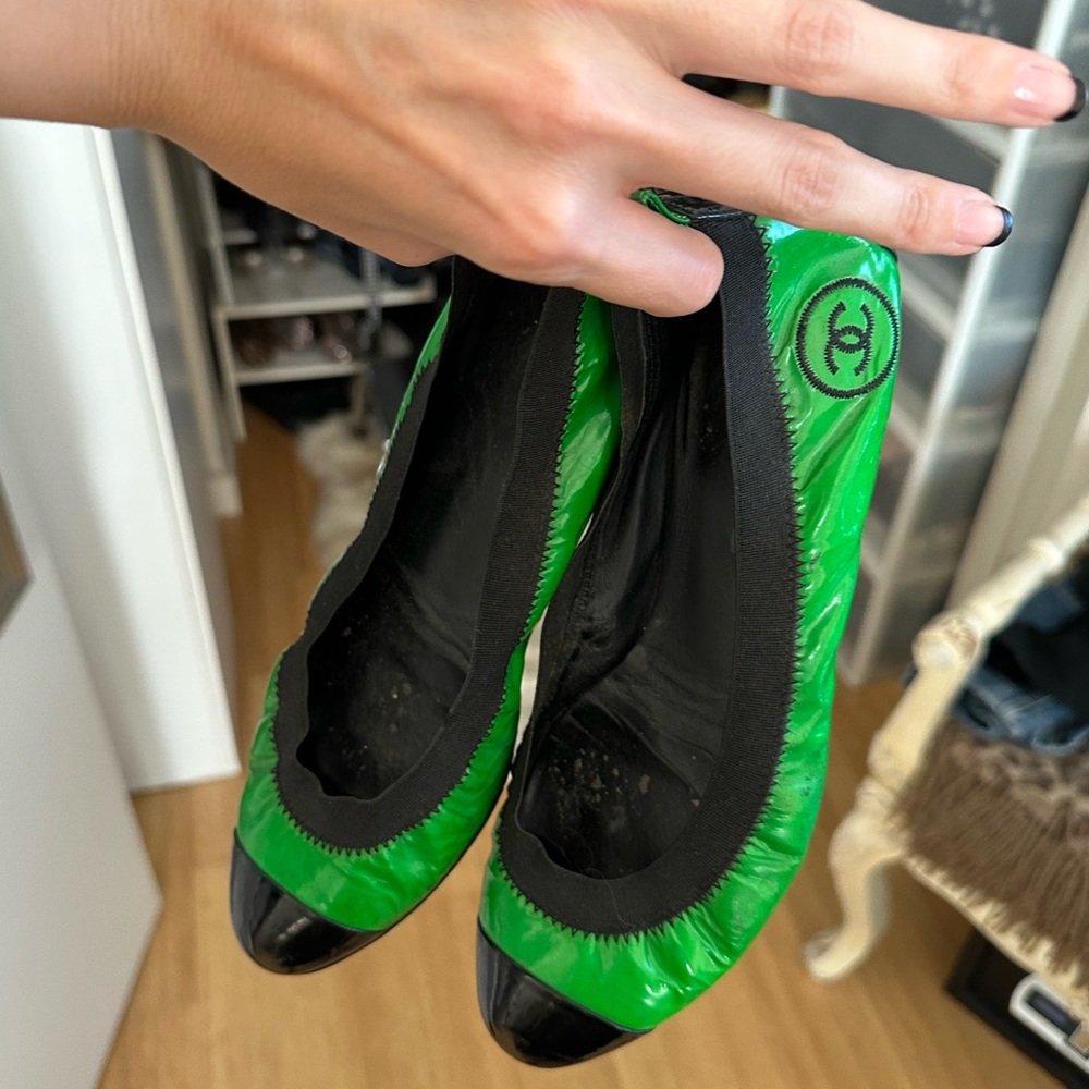 Chanel authentic green vinyl black cap toe ballet flats Point shoes 38.5